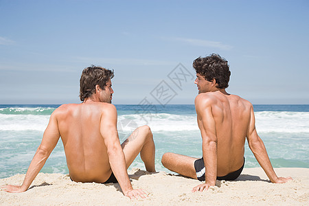 海边的年轻男人图片