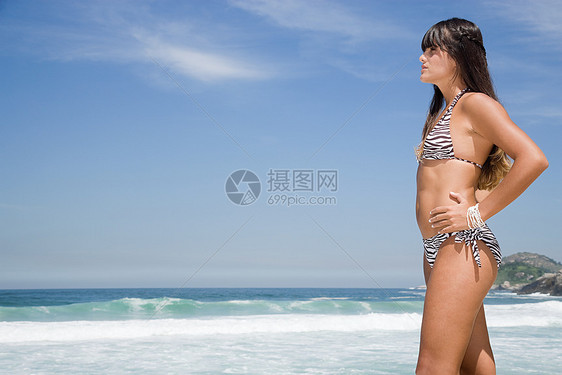海边的年轻女人图片
