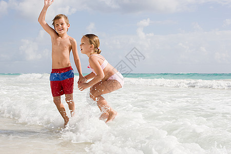 儿童在海上玩耍图片