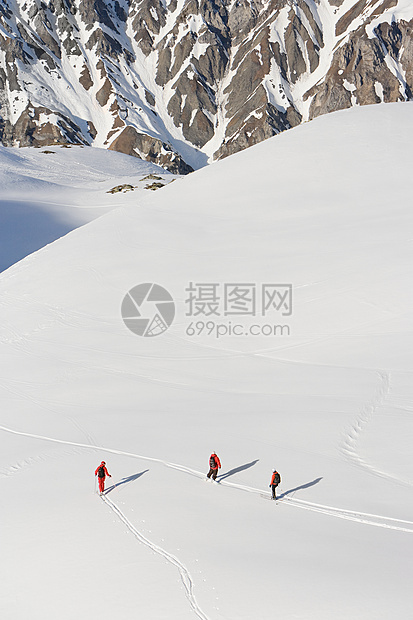 俯拍滑雪的人图片