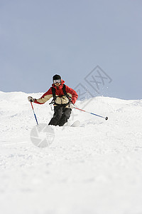 男子在滑雪图片