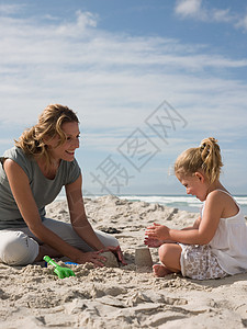 母亲和女儿玩沙图片