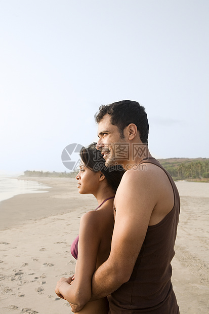 海滩上一对夫妇在拥抱图片