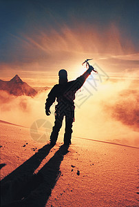 日出时举起冰镐的登山者图片