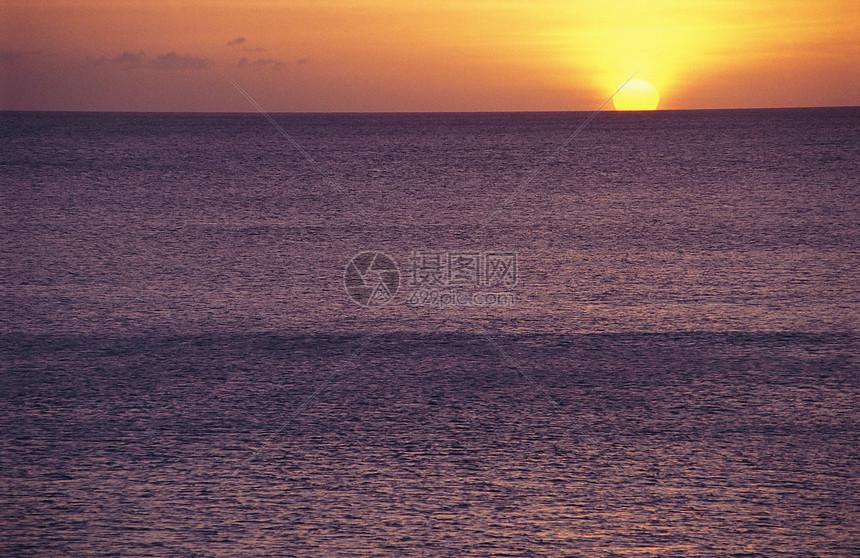 太阳在海面上落下图片