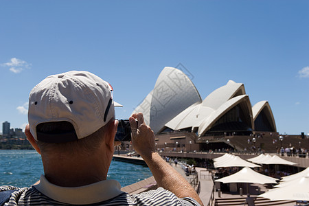 一个在Sydney歌剧院拍摄照片的旅游家图片