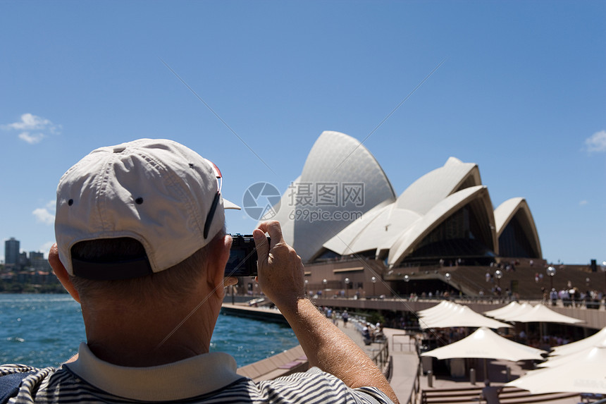 一个在Sydney歌剧院拍摄照片的旅游家图片