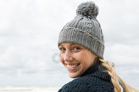 身戴编织帽的年轻妇女图片