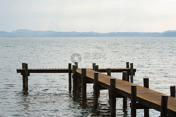湖边的木桥图片
