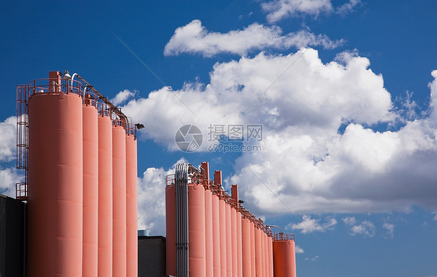 工厂红色的柱状建筑图片