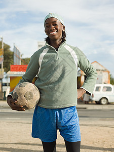 拿着足球的非洲少年男孩图片
