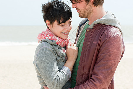 海岸边的年轻夫妇图片