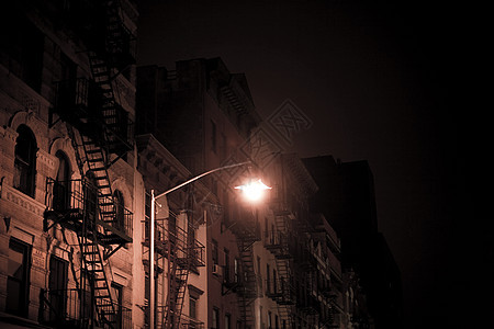 夜间建筑物和路灯图片