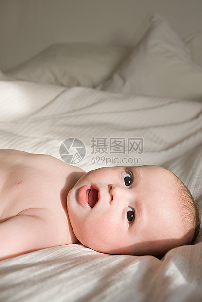 婴儿男孩在床上图片