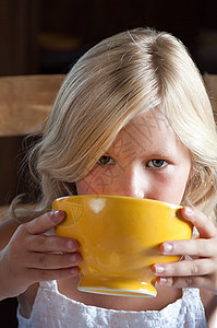 在碗里喝热水的女孩背景图片