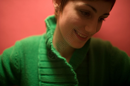 穿绿色毛衣的年轻女子肖像图片
