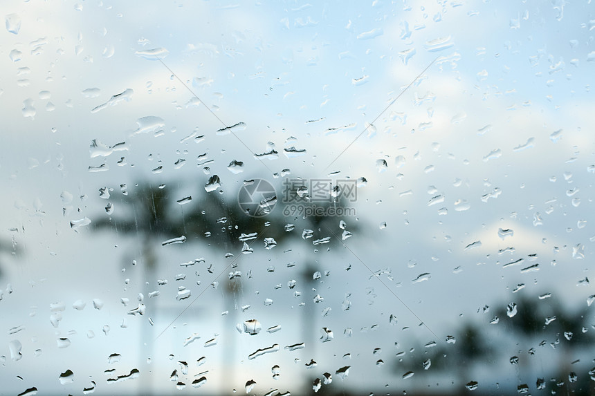 车窗上的雨滴图片