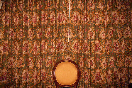 窗帘前的椅子图片