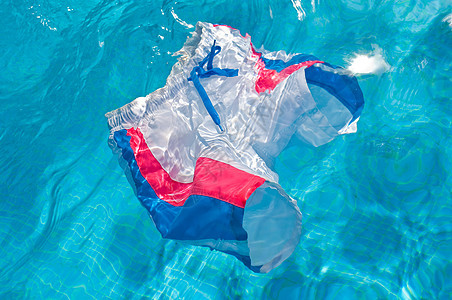 漂浮在水面的游泳裤图片