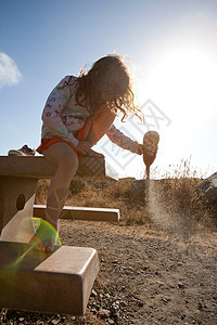 女孩从鞋子中倒出沙子图片