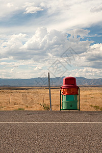 美国犹他州高速公路旁的桶图片