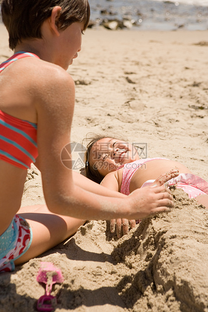 女孩在沙滩上玩图片