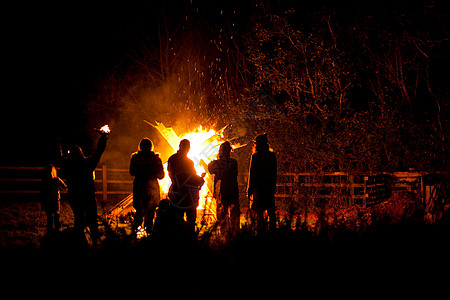 人们在营火之夜图片