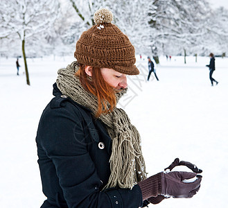 女人在雪地里玩雪球图片