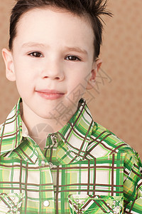 一个年轻男孩的肖像图片