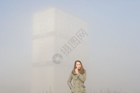 少女站在云雾中的塔楼前图片