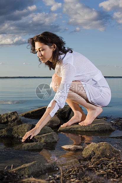 身着白裙子的女人图片