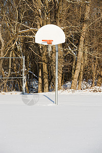 雪中的篮球场图片