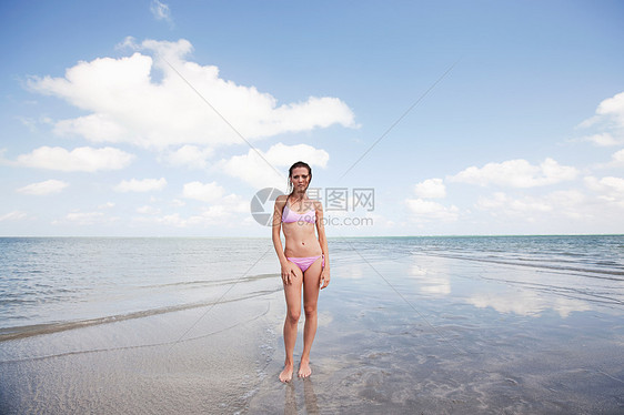 站在浅海的年轻女子肖像图片