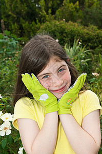 女孩戴着园艺手套肖像图片