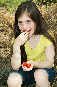 吃西红柿的女孩图片