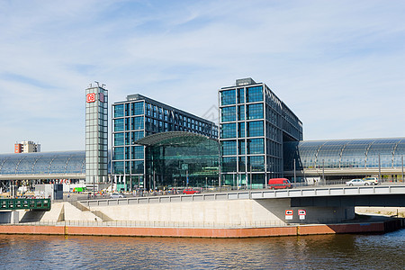 德国柏林河和新的中央铁路站图片