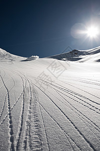 白雪中的轨迹图片