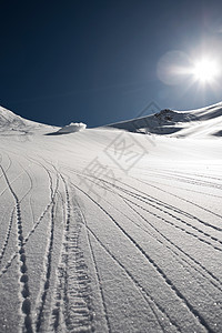 白雪中的轨迹背景图片
