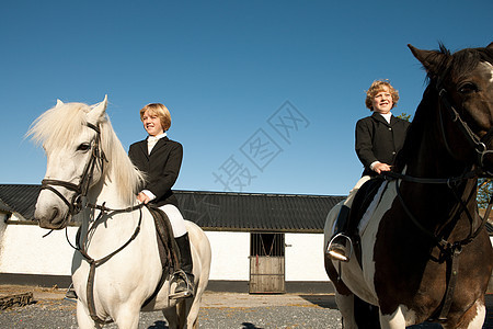两个男孩骑马图片