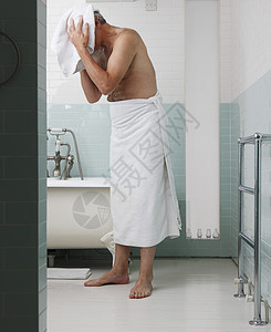 老人在浴室用毛巾擦头发图片