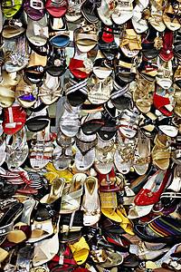 在越南休埃市场销售的女鞋图片