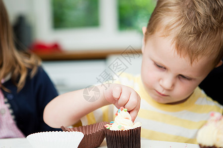 年轻男孩装饰蛋糕图片