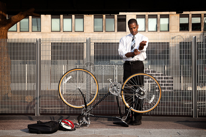 年轻商人修自行车图片