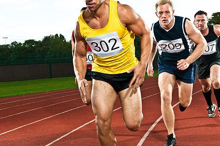 在体育赛场上奔跑的运动员图片