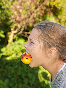 女孩嘴里吃着桃子图片