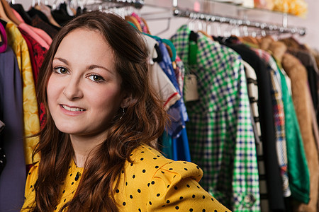 服装店的年轻妇女图片