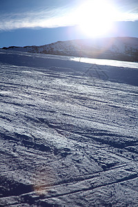 雪山斜坡上空的阳光图片