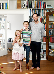 父亲和家人一起站在客厅里图片