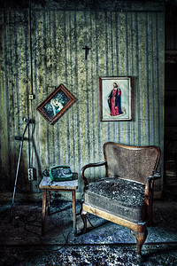 带有椅子和照片的废弃房间图片