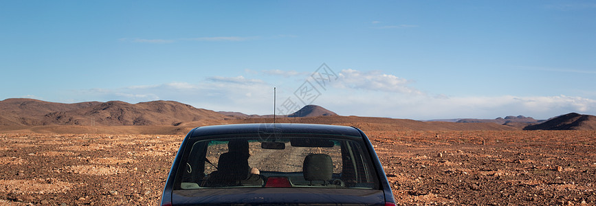摩洛哥沙漠里的汽车图片